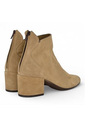 Tronchetto donna Uau in camoscio colore sabbia. UAU | C55-132