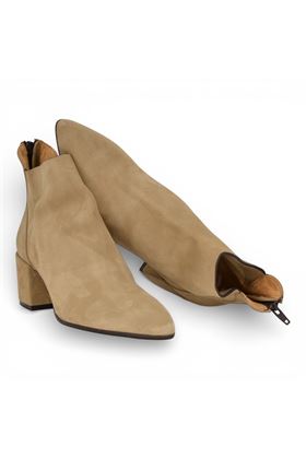 Tronchetto donna Uau in camoscio colore sabbia. UAU | C55-132