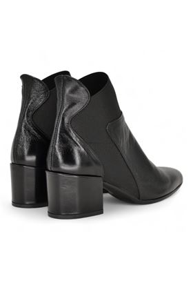 Tronchetto donna in pelle colore nero. UAU | C41-NERO