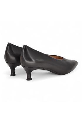 Decoltè in pelle colore nero. UNISA | HIDAO-NERO